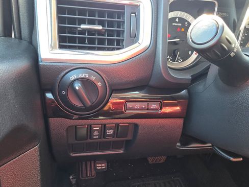 Used 2018 Nissan Titan SV w/ SV Convenience Package AWD/4WD image 11