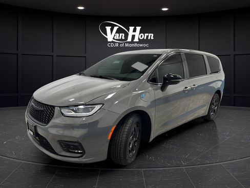 Used 2023 Chrysler Pacifica Limited w/ S Appearance Package FWD image 3