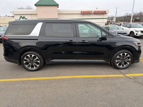 Used 2022 Kia Carnival EX image 8