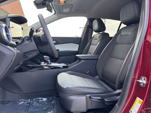 Used 2025 Chevrolet Trax LT image 40