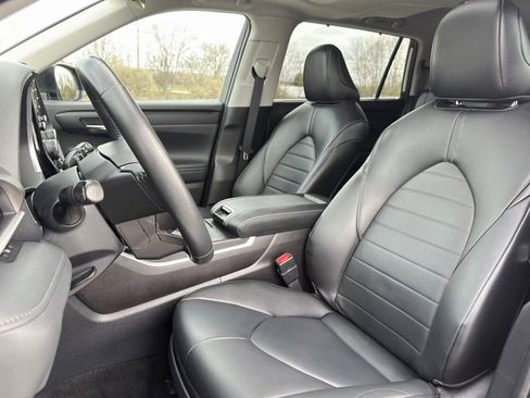 Used 2022 Toyota Highlander XLE AWD/4WD image 15