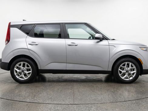 Used 2025 Kia Soul FWD image 11