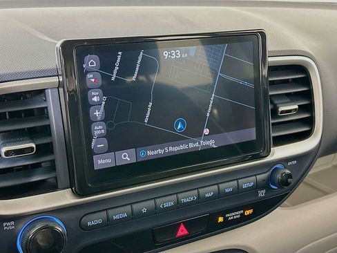 Used 2024 Hyundai Venue Limited image 19