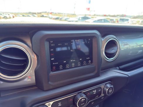 Used 2019 Jeep Wrangler Unlimited Sahara image 16