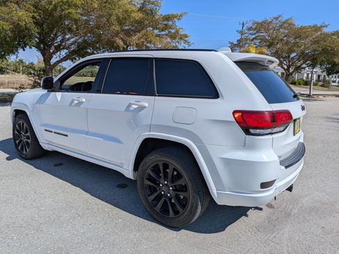 Used 2018 Jeep Grand Cherokee Altitude RWD image 6