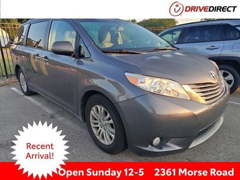 Used 2017 Toyota Sienna XLE Premium FWD image 1