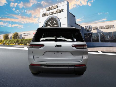 Used 2024 Jeep Grand Cherokee L Laredo image 8