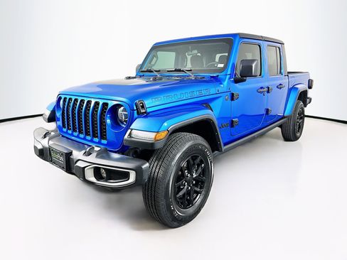 Used 2022 Jeep Gladiator Sport image 3