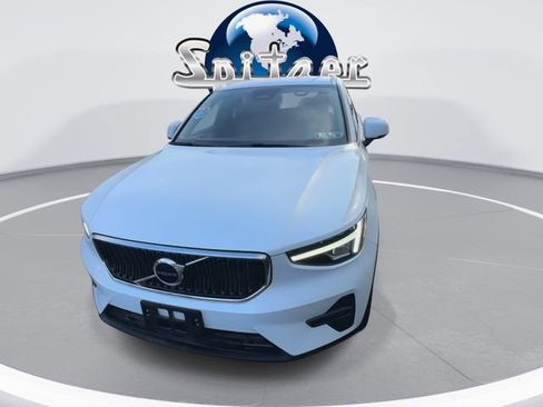 Used 2023 Volvo XC40 B5 Core w/ Convenience Package image 4