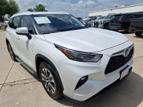 Used 2024 Toyota Highlander XLE FWD image 8