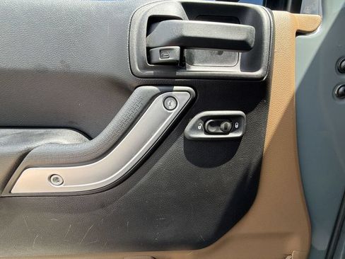 Used 2015 Jeep Wrangler Unlimited Sahara AWD/4WD image 30