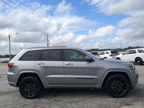 Used 2021 Jeep Grand Cherokee Laredo X image 2
