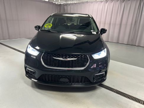 Used 2024 Chrysler Pacifica Touring-L image 2