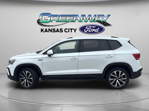 Used 2022 Volkswagen Taos SE FWD image 4