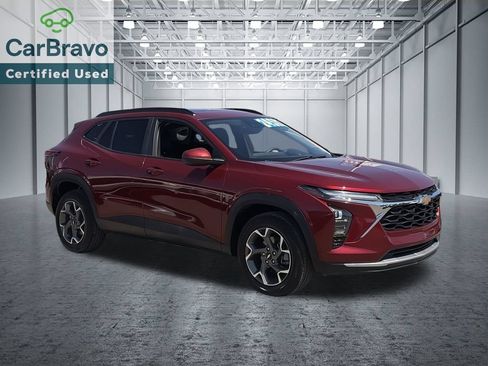 Certified 2025 Chevrolet Trax LT w/ Sunroof Package FWD image 8