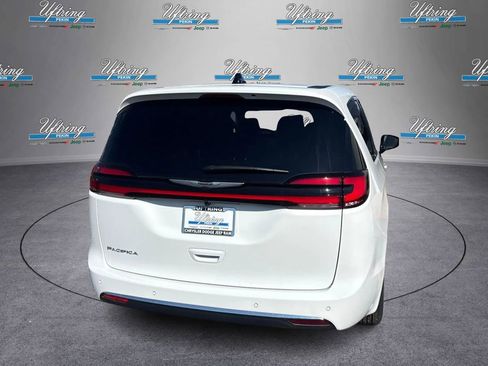 New 2026 Chrysler Pacifica Select image 3