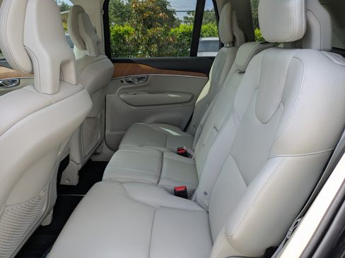Used 2022 Volvo XC90 T6 Momentum w/ Climate Package AWD/4WD image 14