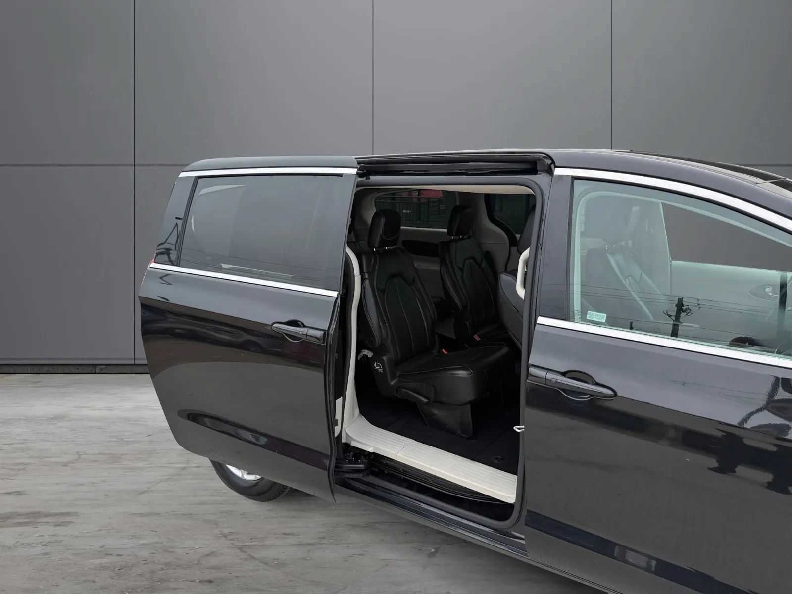 Used 2023 Chrysler Pacifica Touring-L FWD image 22