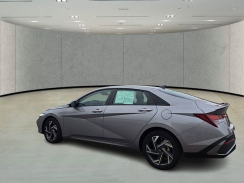 Used 2025 Hyundai Elantra Sport image 7