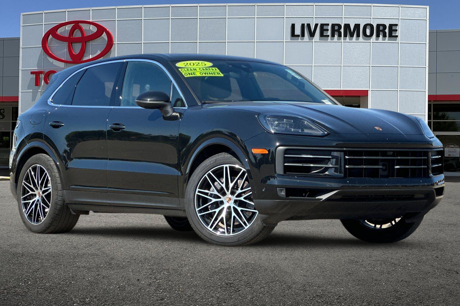 Used 2025 Porsche Cayenne AWD/4WD image 2