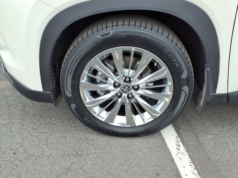 Certified 2024 Toyota Grand Highlander AWD image 9