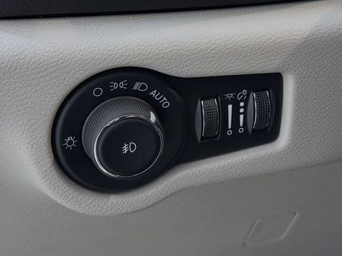 Used 2024 Chrysler Pacifica Touring-L image 12