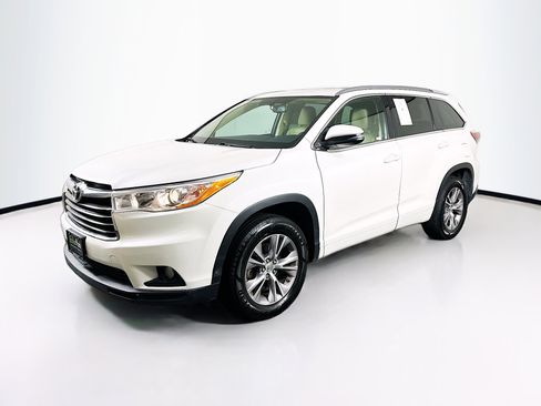 Used 2014 Toyota Highlander XLE image 3
