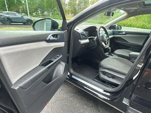 Used 2022 Volkswagen Taos SE w/ Panoramic Sunroof Package FWD image 28