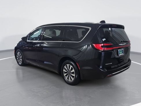 Used 2023 Chrysler Pacifica Touring-L FWD image 6