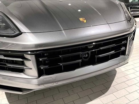 Used 2025 Porsche Cayenne E-Hybrid image 32