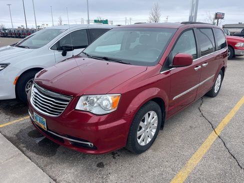 Used 2016 Chrysler Town & Country Touring w/ Driver Convenience Group image 3