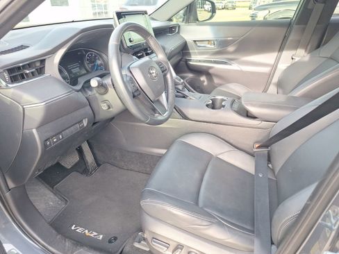 Used 2022 Toyota Venza XLE image 15