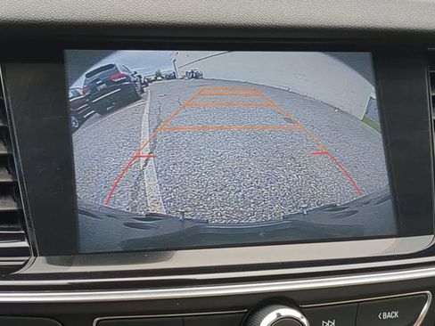 Used 2018 Buick Regal Essence w/ Driver Confidence Package #1 FWD image 28