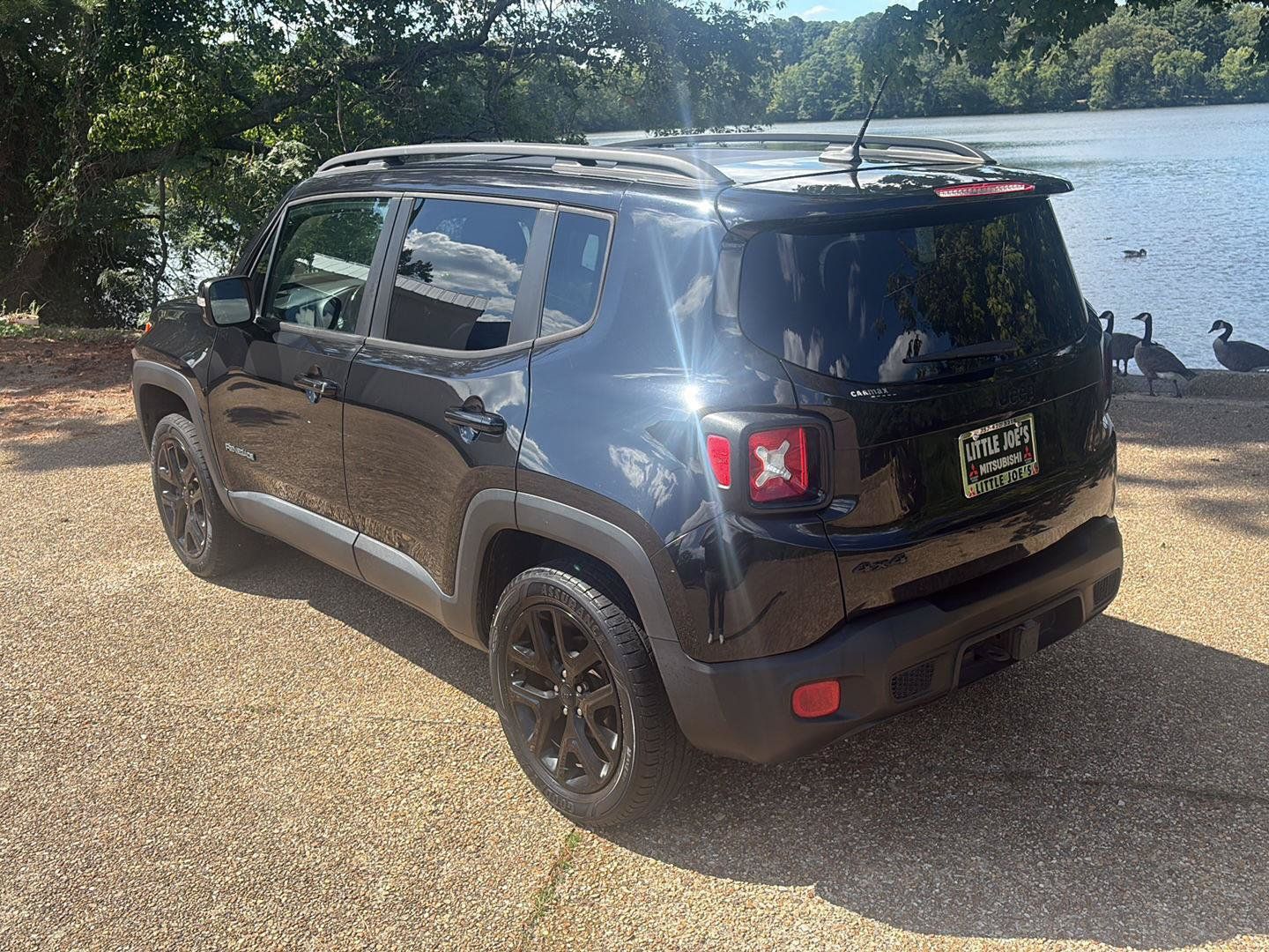 Used 2016 Jeep Renegade Latitude AWD/4WD image 9