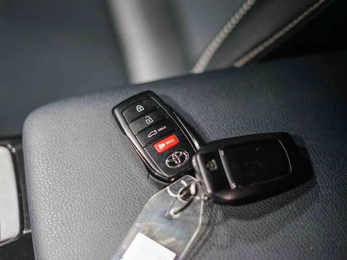 Used 2026 Toyota Camry SE FWD image 28