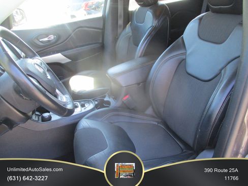 Used 2018 Jeep Cherokee Latitude Plus w/ Cold Weather Group AWD/4WD image 5