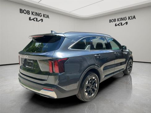 Used 2024 Kia Sorento S w/ Panoramic Sunroof Package FWD image 5
