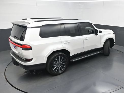 Used 2024 Lexus GX 550 w/ Accessory Package (2T) AWD/4WD image 38