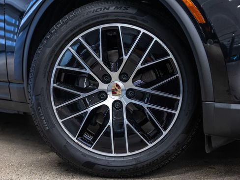 Certified 2025 Porsche Macan Electric RWD image 15
