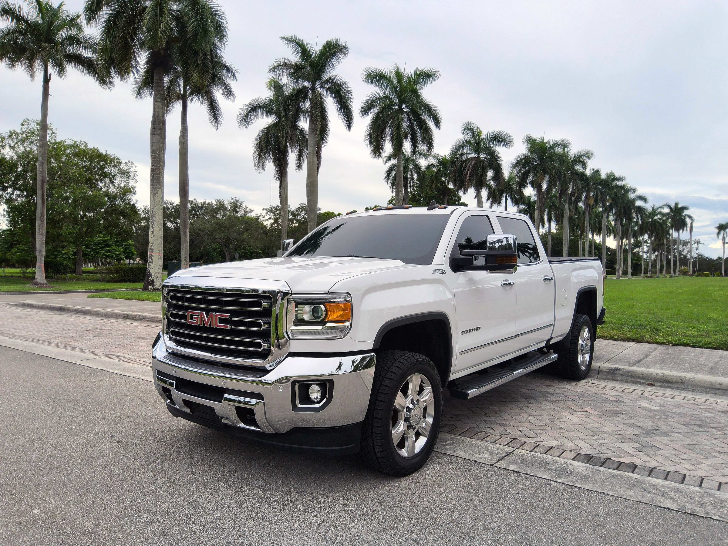 Used 2019 GMC Sierra 2500 SLT AWD/4WD image 3