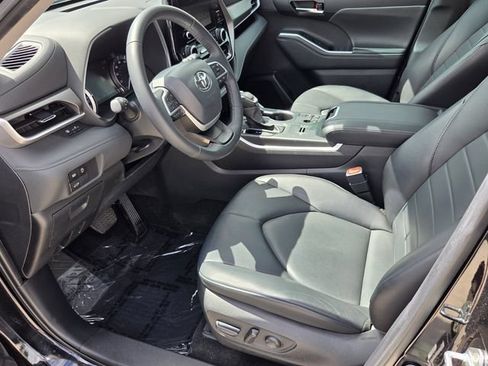Used 2024 Toyota Highlander XLE FWD image 8