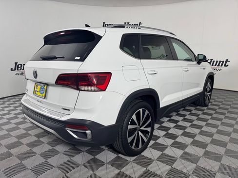 Used 2023 Volkswagen Taos SE w/ Panoramic Sunroof Package AWD/4WD image 6
