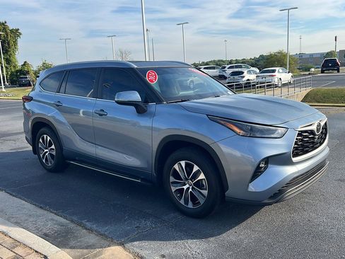 Certified 2024 Toyota Highlander XLE image 8