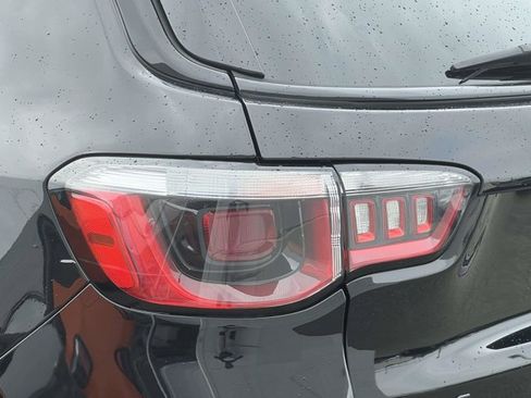 Used 2018 Jeep Compass Latitude w/ Popular Equipment Group AWD/4WD image 9