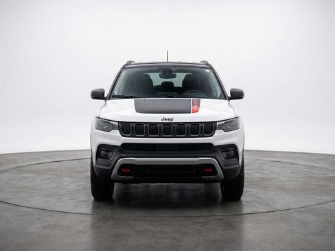 Used 2025 Jeep Compass Trailhawk AWD/4WD image 2
