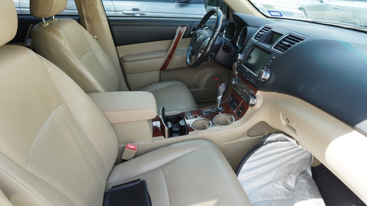 Used 2011 Toyota Highlander Limited w/ Tow Pkg FWD image 12