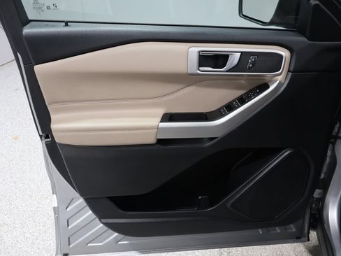Used 2022 Ford Explorer XLT image 12