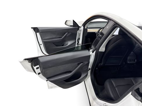 Certified 2021 Tesla Model Y Long Range AWD/4WD image 10