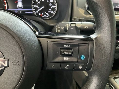 Used 2022 Nissan Rogue SV image 11