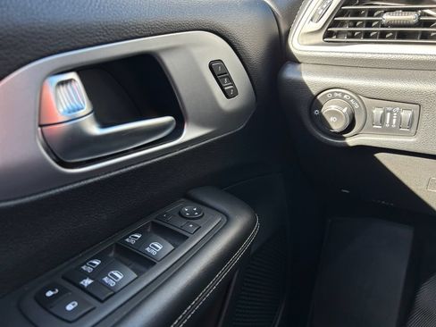 Used 2022 Chrysler Pacifica Touring-L w/ Uconnect Theater Family Group FWD image 19